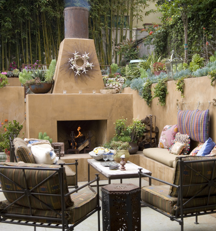 This is an example of a bohemian patio in Los Angeles.