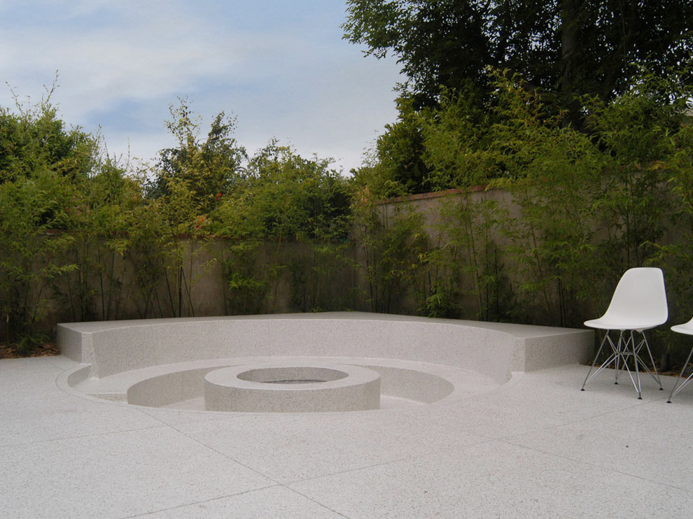 Immagine di un patio o portico minimalista con un focolare