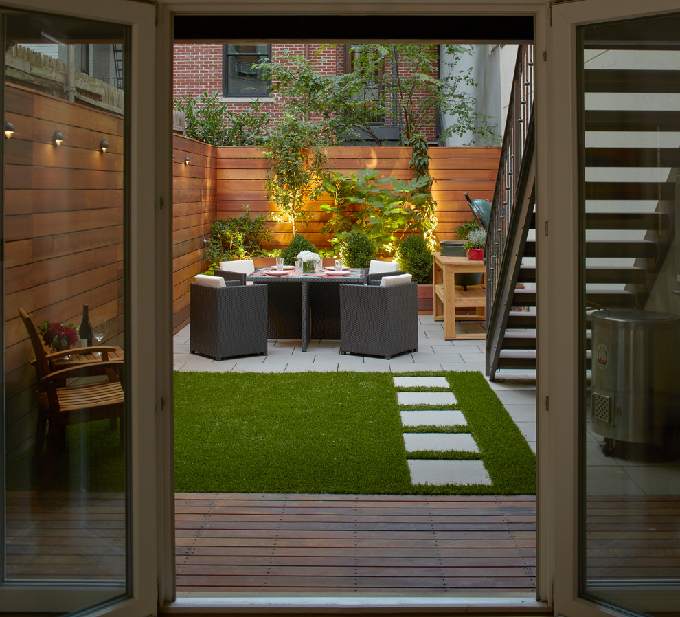 Источник вдохновения для домашнего уюта: двор на заднем дворе в современном стиле с мощением тротуарной плиткой без защиты от солнца