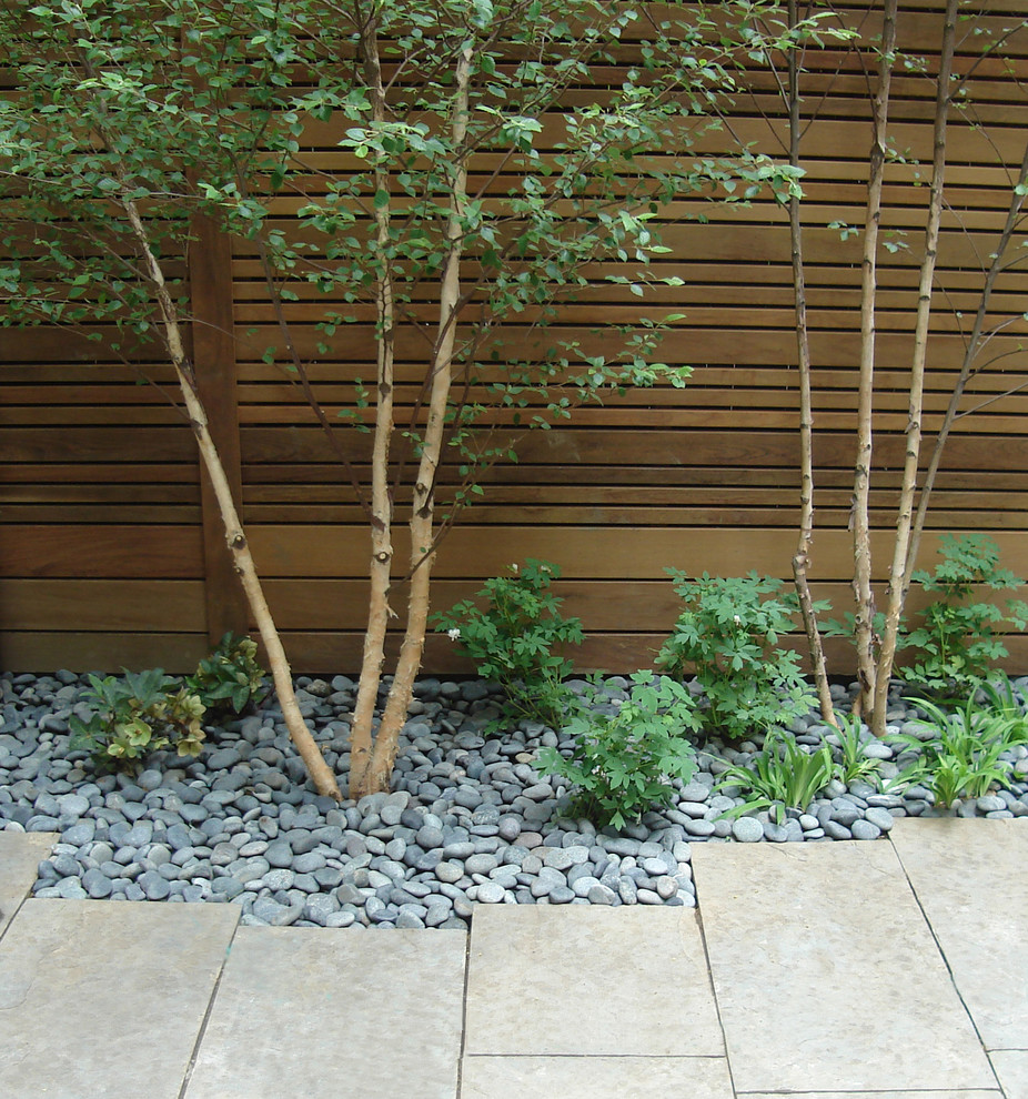 Moderner Patio hinter dem Haus mit Natursteinplatten in New York