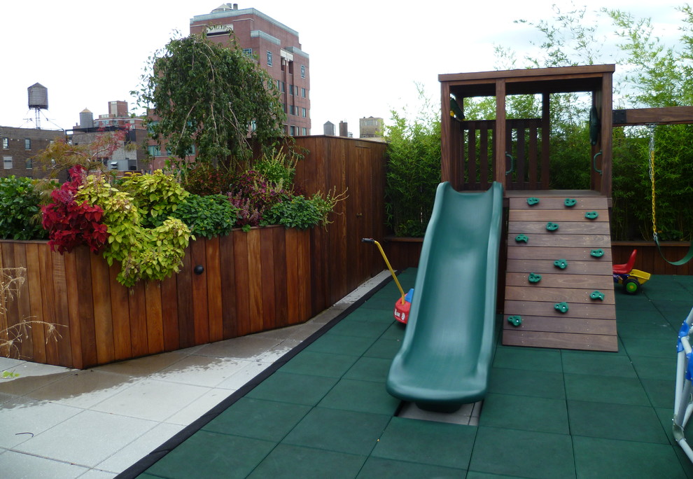 Große Moderne Pergola mit Kübelpflanzen und Betonboden in New York