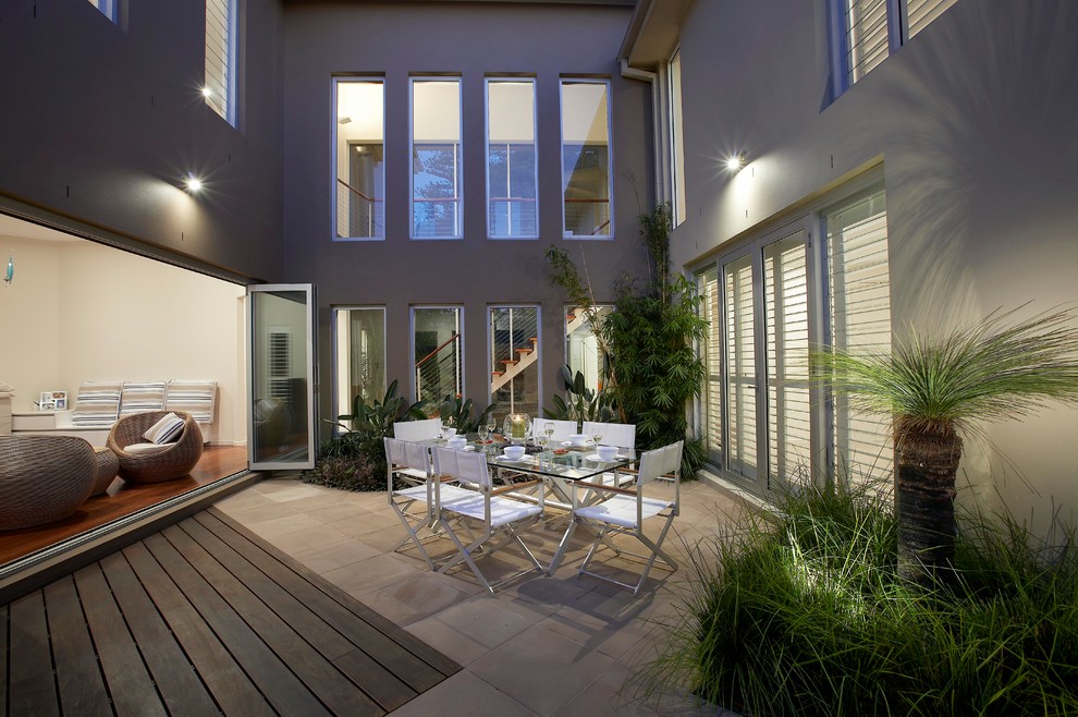 Ispirazione per un patio o portico minimal di medie dimensioni con pedane