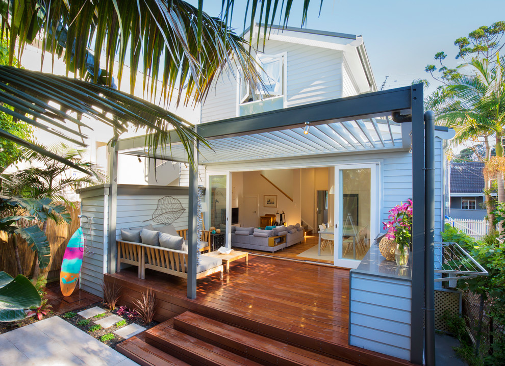 Idées déco pour une terrasse en bois arrière bord de mer de taille moyenne avec une cuisine d'été et une pergola.