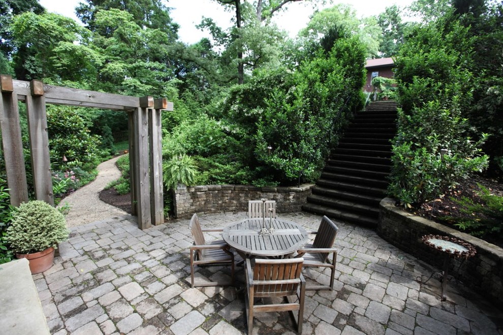 Foto de patio clásico de tamaño medio en patio con pérgola y adoquines de piedra natural