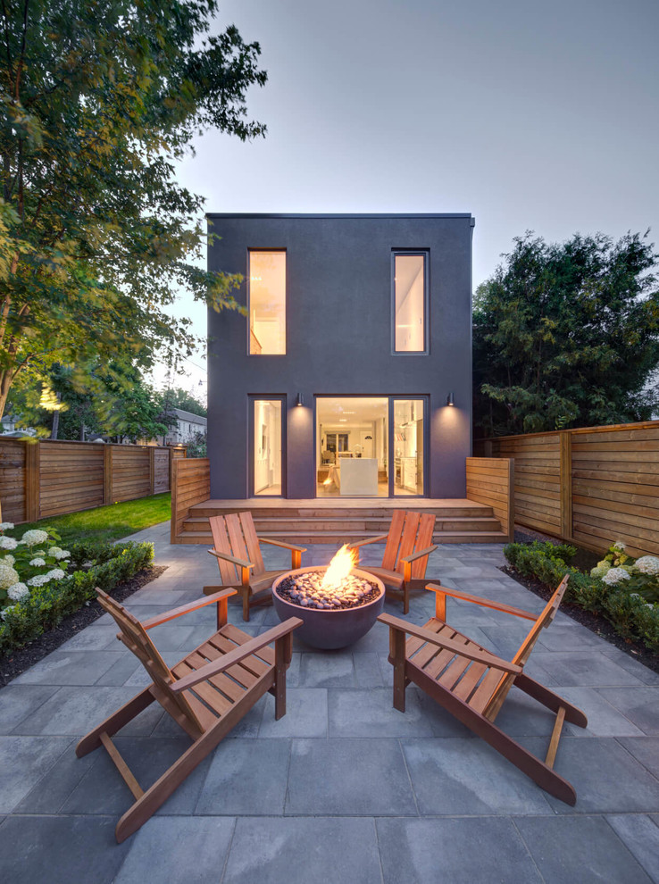 Стильный дизайн: двор на заднем дворе в современном стиле с местом для костра без защиты от солнца - последний тренд