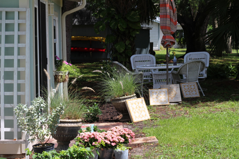 На фото: маленький двор на заднем дворе в морском стиле с мощением тротуарной плиткой для на участке и в саду с