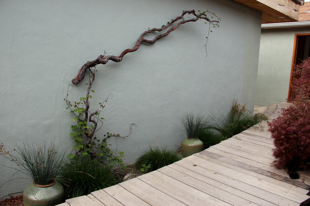 Idées déco pour une terrasse arrière méditerranéenne de taille moyenne avec aucune couverture.