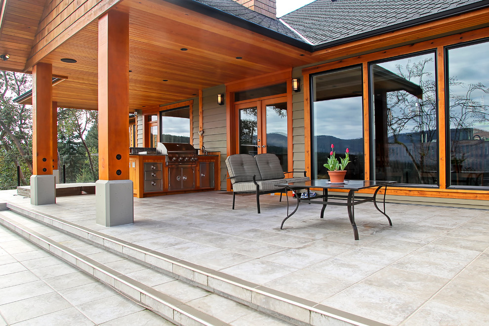 Modelo de patio clásico de tamaño medio en patio trasero y anexo de casas con cocina exterior y adoquines de piedra natural