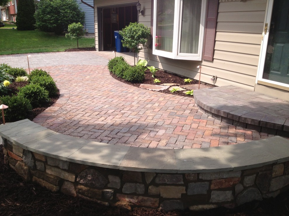 Design ideas for a traditional front patio in Minneapolis with natural stone paving.