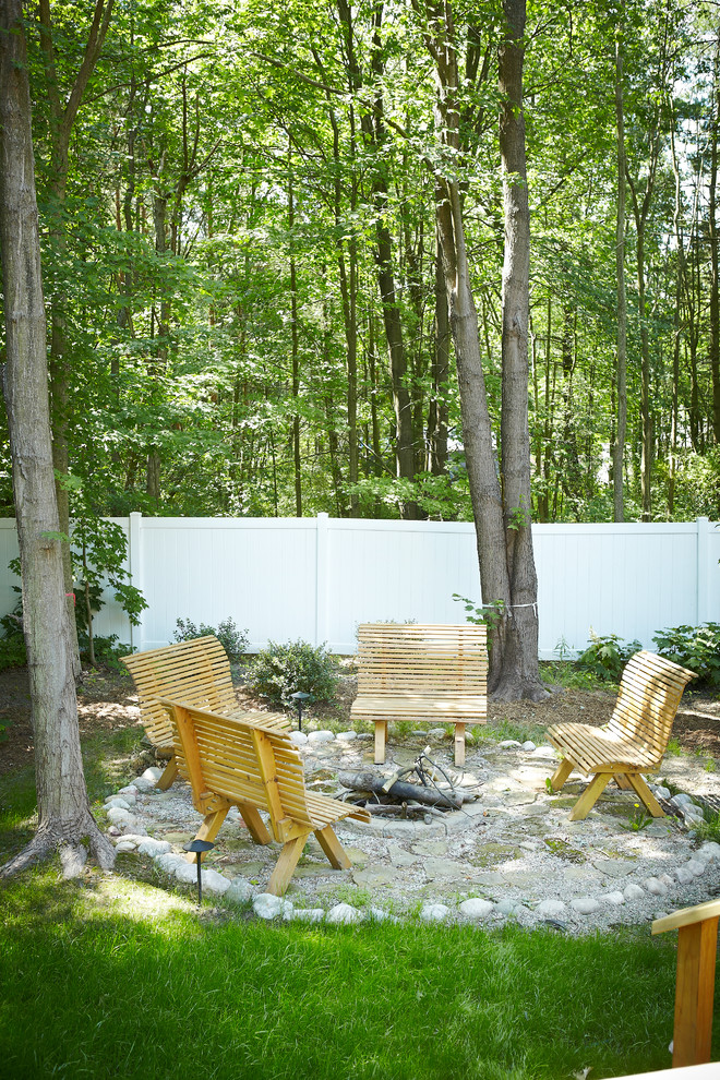 Immagine di un patio o portico classico dietro casa con un focolare