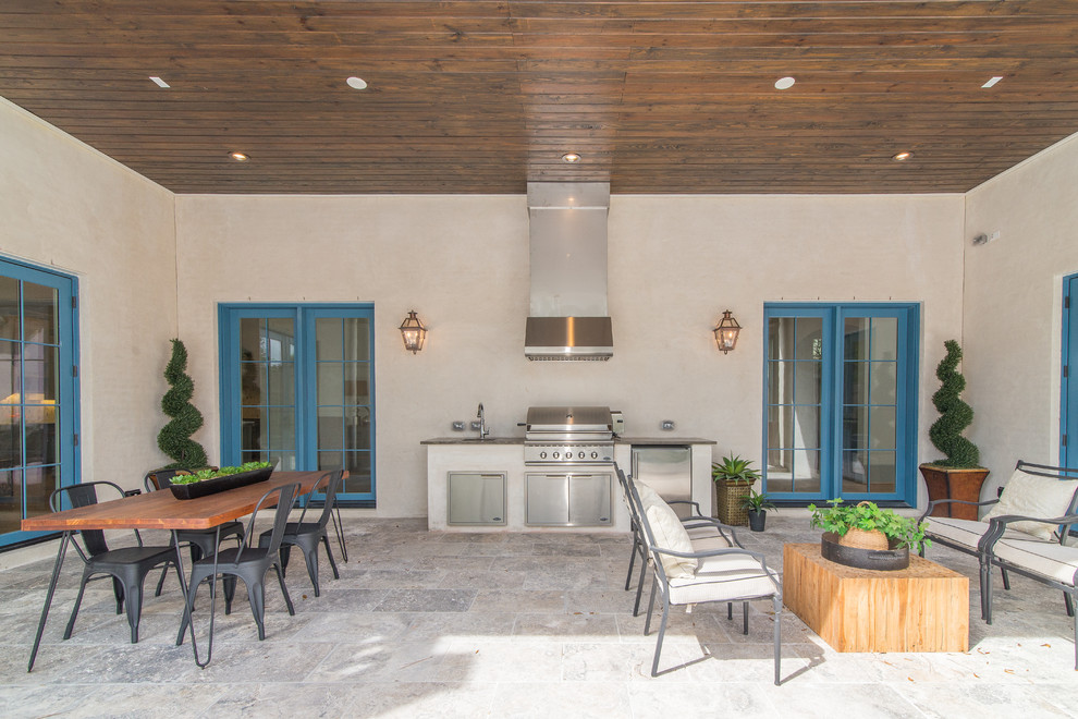 Mittelgroßer, Unbedeckter Klassischer Patio hinter dem Haus mit Outdoor-Küche und Natursteinplatten in Houston