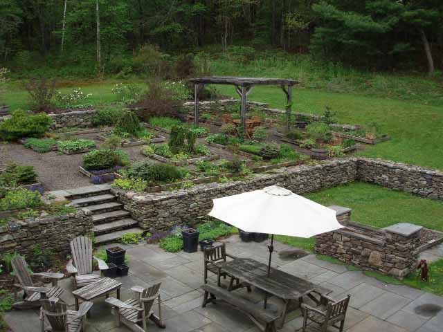 Foto di un grande patio o portico country dietro casa con cemento stampato e nessuna copertura