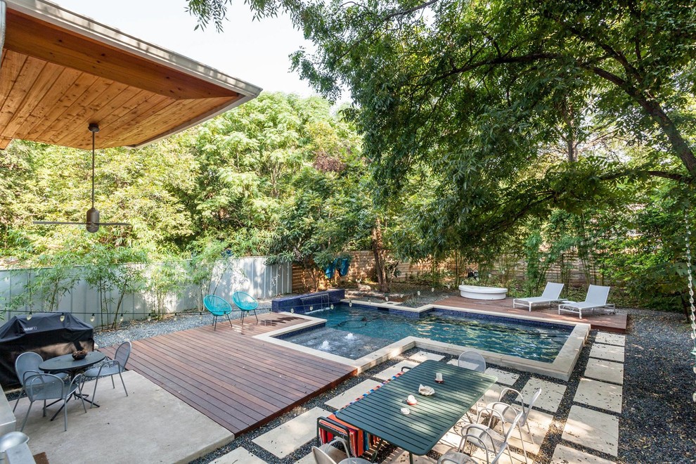 На фото: большой двор на заднем дворе в стиле модернизм с летней кухней, навесом и настилом