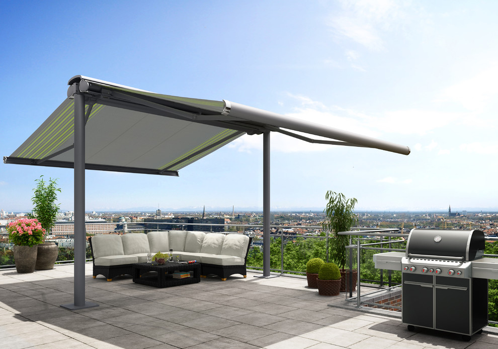 Inspiration pour une terrasse arrière design de taille moyenne avec un auvent et un foyer extérieur.