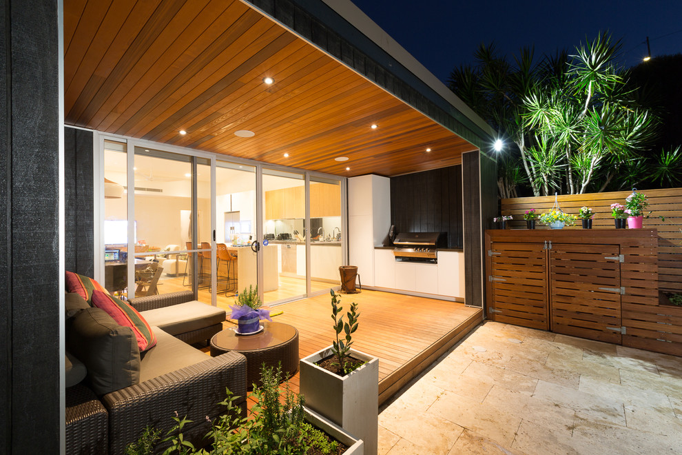 Modelo de patio contemporáneo en patio trasero y anexo de casas con cocina exterior