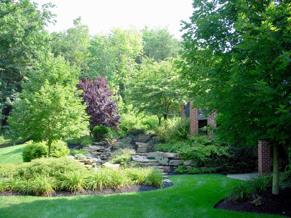 Großer Klassischer Garten hinter dem Haus mit Natursteinplatten in Sonstige