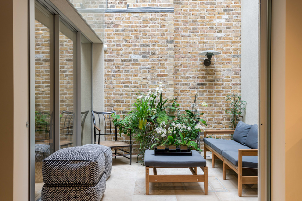 Kleiner, Unbedeckter Klassischer Patio neben dem Haus mit Kübelpflanzen in London
