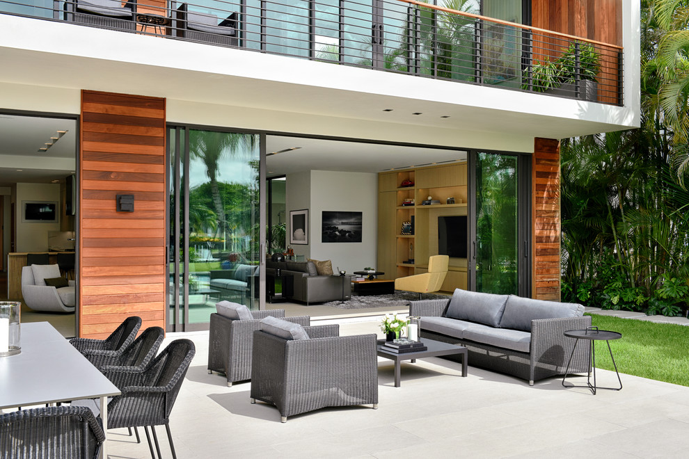 Gefliester, Unbedeckter Moderner Patio hinter dem Haus in Miami