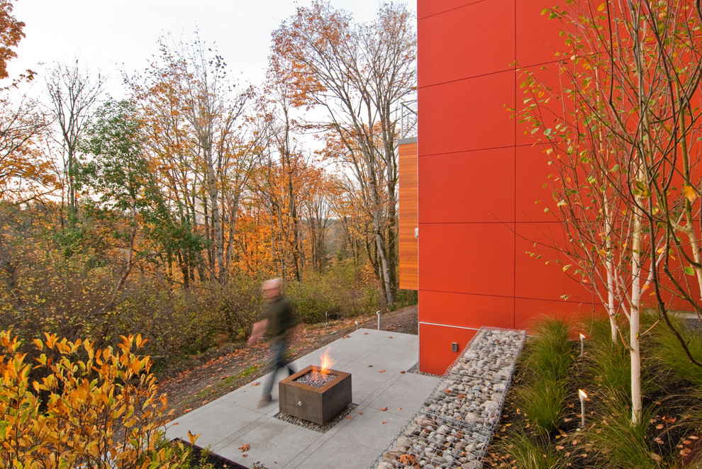 Idées déco pour une terrasse moderne avec un foyer extérieur.