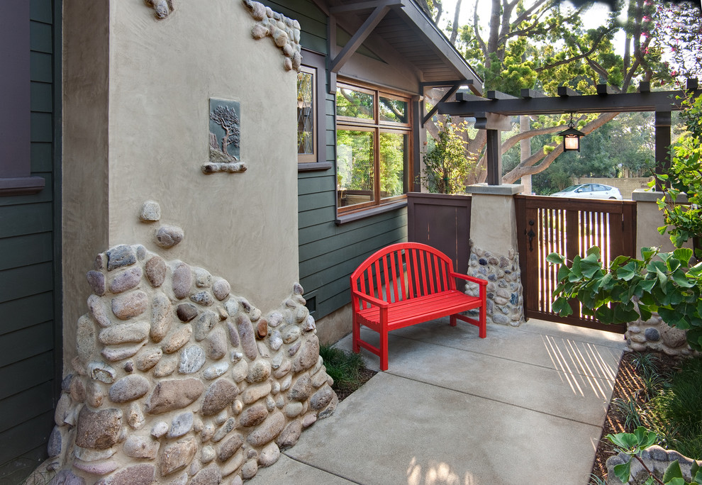 Diseño de patio de estilo americano pequeño sin cubierta en patio lateral con losas de hormigón