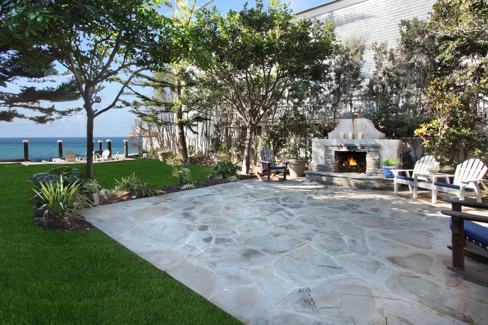 Esempio di un patio o portico costiero con un focolare