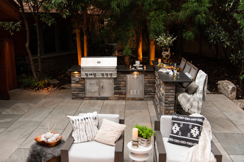 На фото: двор среднего размера на заднем дворе в стиле модернизм с летней кухней и покрытием из каменной брусчатки