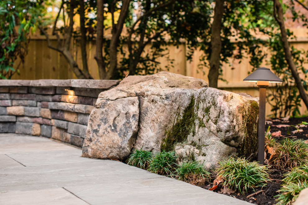 Modelo de patio minimalista de tamaño medio en patio trasero con chimenea y adoquines de piedra natural