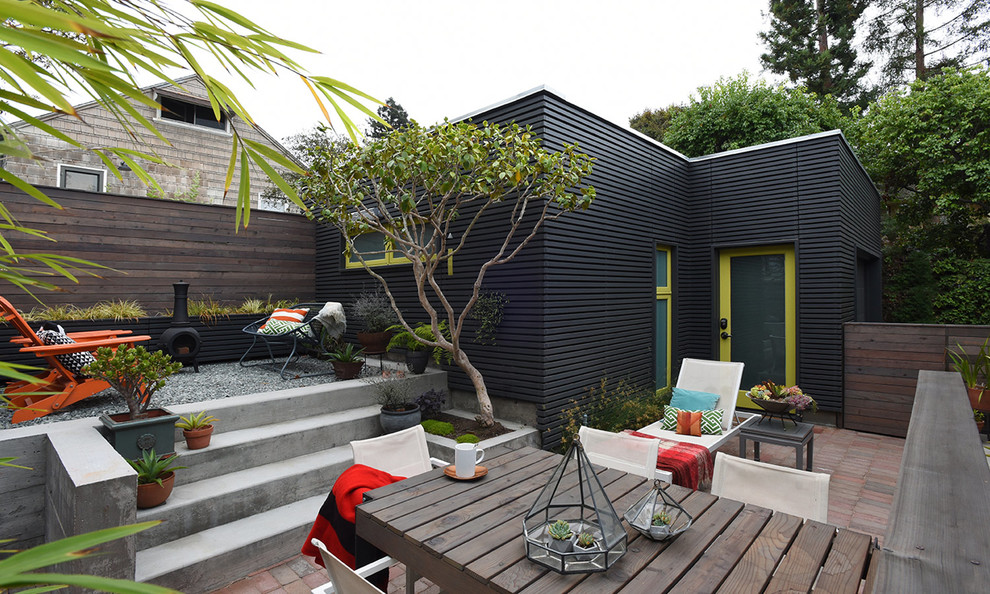 Свежая идея для дизайна: двор в современном стиле с мощением клинкерной брусчаткой без защиты от солнца - отличное фото интерьера