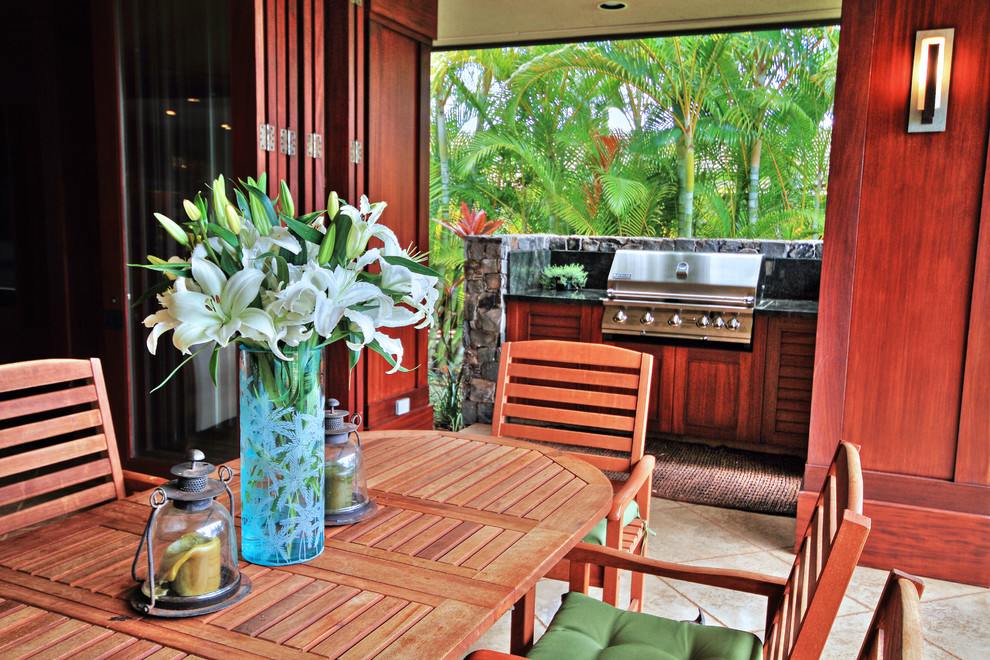 ハワイにあるラグジュアリーなトロピカルスタイルのおしゃれなテラス・中庭の写真