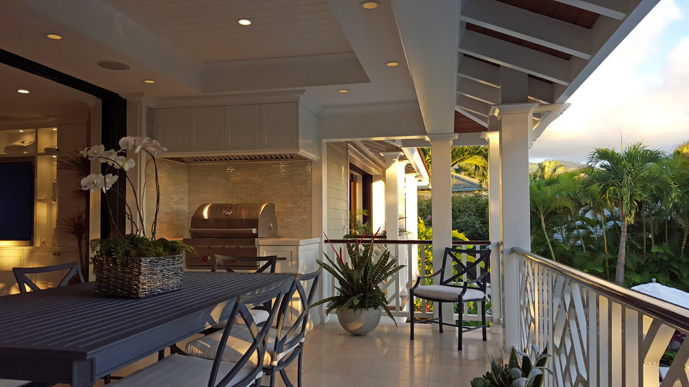 Aménagement d'une terrasse exotique de taille moyenne avec une cuisine d'été, du carrelage et une extension de toiture.