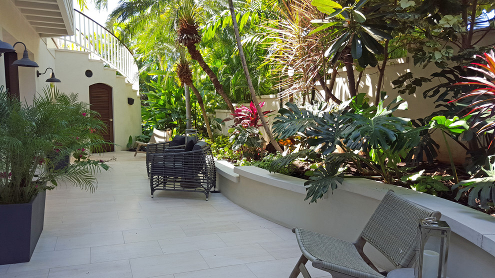 На фото: двор среднего размера на боковом дворе в морском стиле с покрытием из каменной брусчатки без защиты от солнца