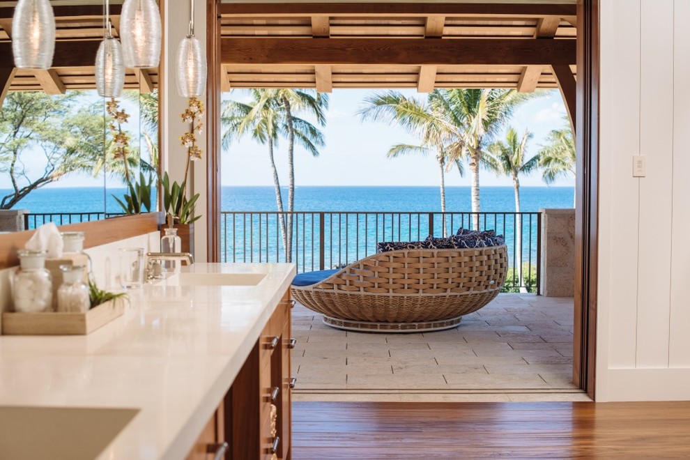 Foto de patio tropical de tamaño medio en patio trasero con pérgola y suelo de baldosas