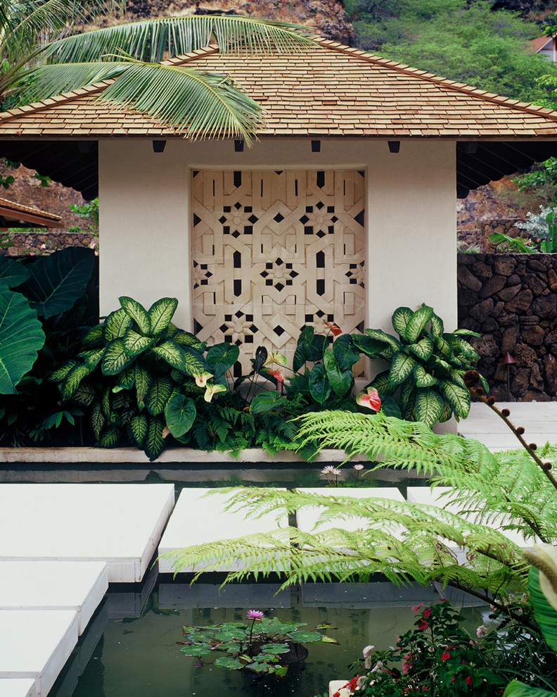 Ispirazione per un patio o portico tropicale