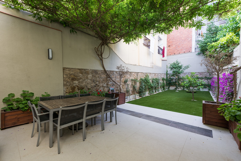 Mittelgroßer, Überdachter Moderner Patio hinter dem Haus mit Pflanzwand in Barcelona
