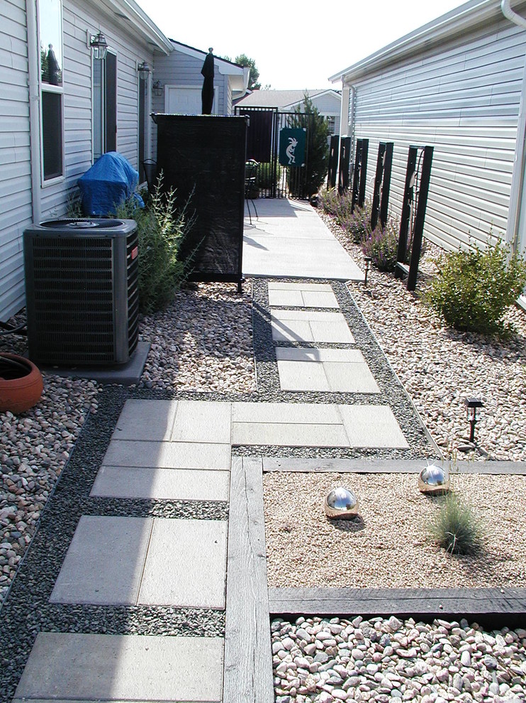Idee per un piccolo patio o portico minimalista nel cortile laterale con pavimentazioni in cemento e nessuna copertura