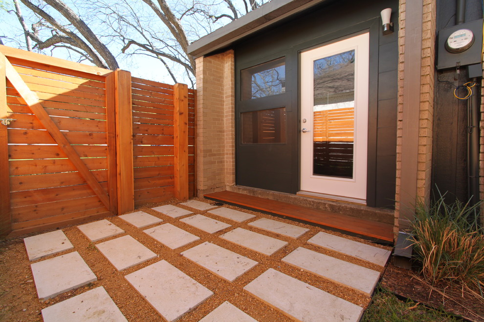 Immagine di un patio o portico minimal con nessuna copertura e scale
