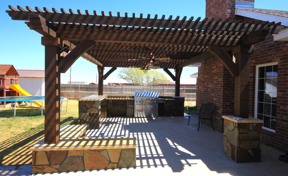 Idee per un patio o portico stile rurale di medie dimensioni e dietro casa con pavimentazioni in pietra naturale e una pergola