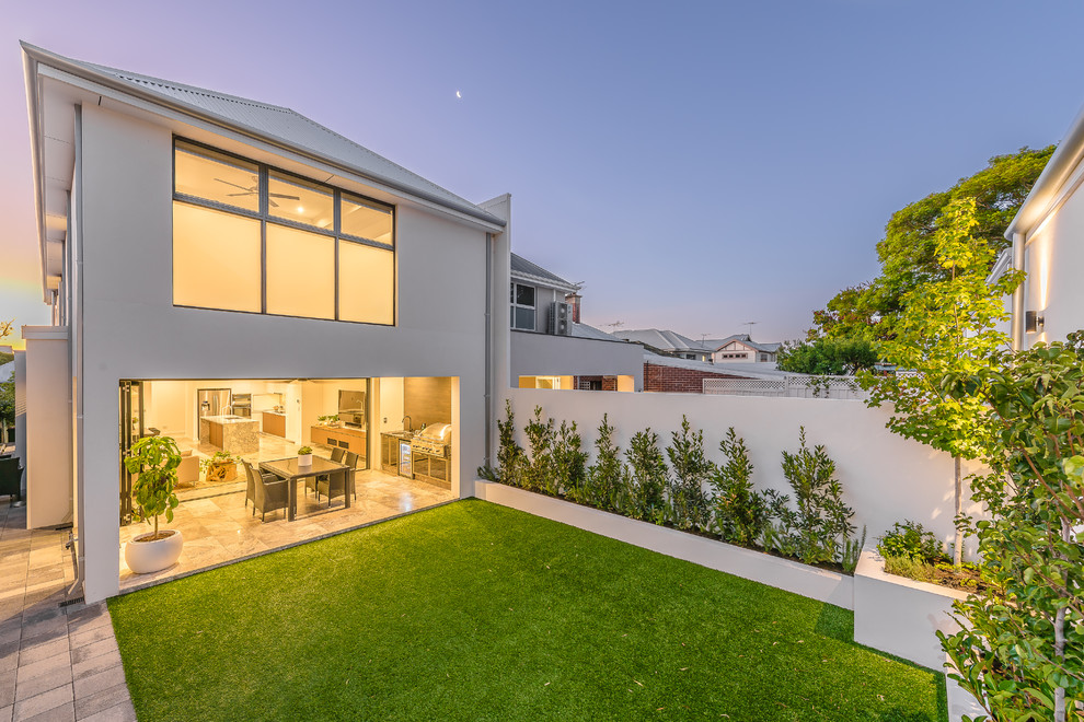 Moderner Patio hinter dem Haus mit Kübelpflanzen in Perth