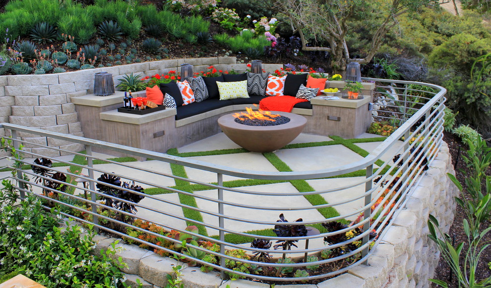Photo of a traditional patio in Orange County with a fire feature.