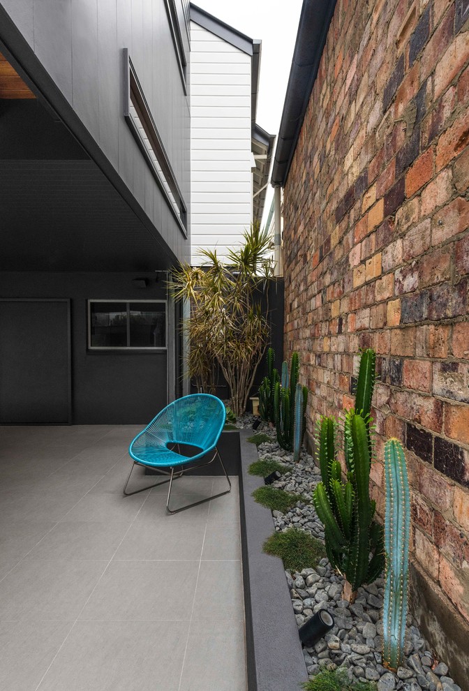 Design ideas for a contemporary back patio in Brisbane.