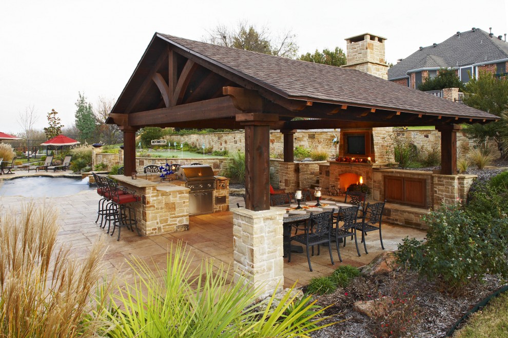 Idee per un patio o portico tradizionale con un gazebo o capanno