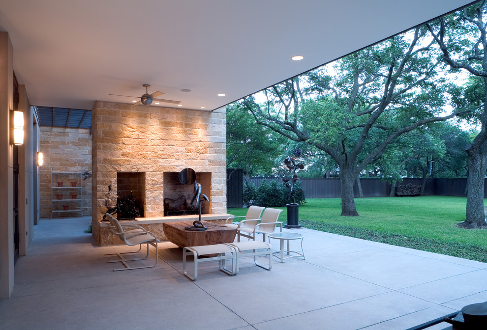 Immagine di un patio o portico moderno con un focolare