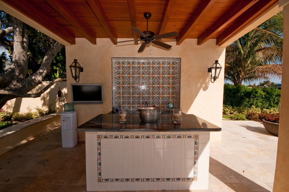 Пример оригинального дизайна: двор среднего размера на заднем дворе в средиземноморском стиле с летней кухней, покрытием из плитки и козырьком