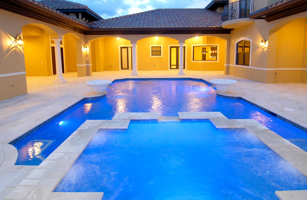 Стильный дизайн: большой бассейн на внутреннем дворе в средиземноморском стиле с фонтаном и мощением тротуарной плиткой - последний тренд