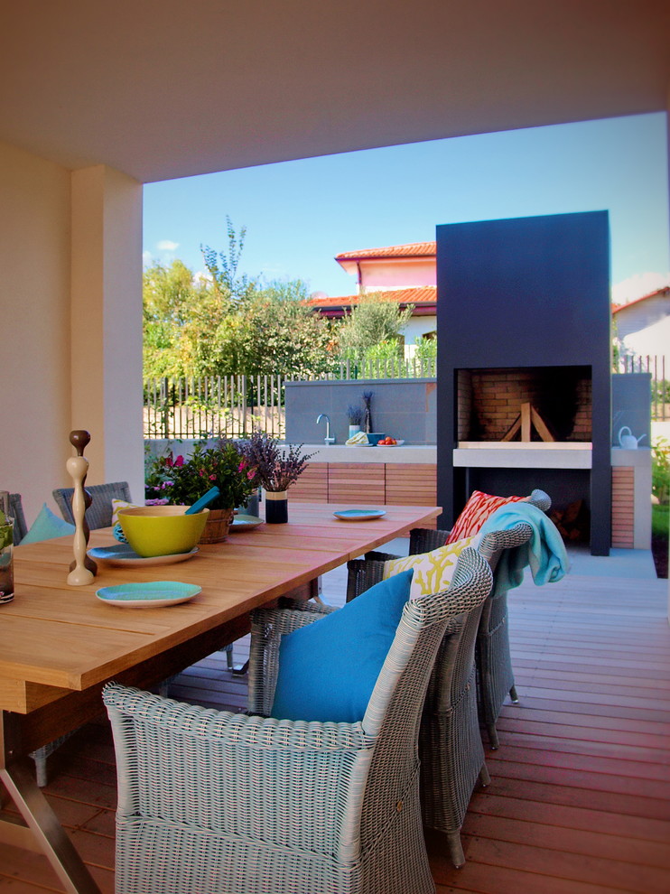 Inspiration pour une terrasse méditerranéenne avec une cuisine d'été, une cour et une extension de toiture.