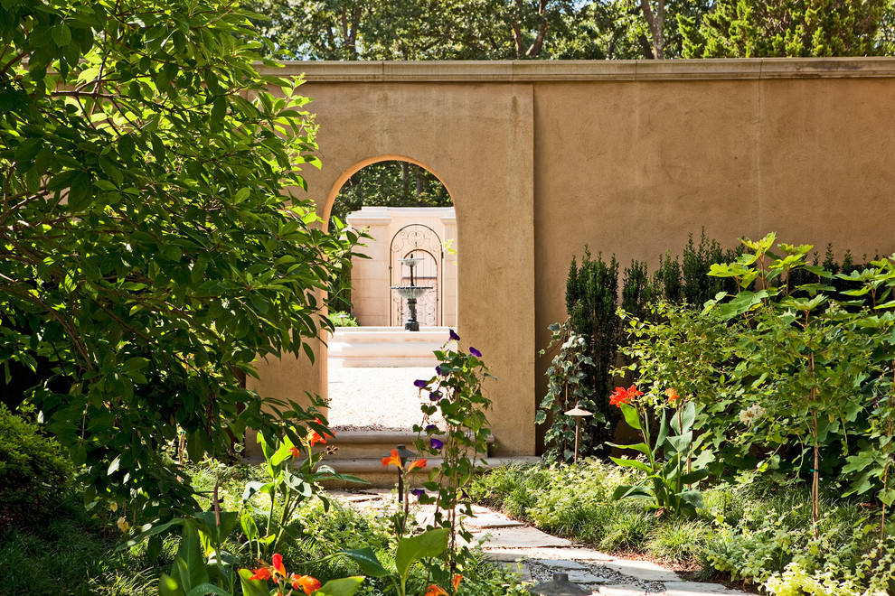 Immagine di un patio o portico mediterraneo di medie dimensioni e in cortile con fontane, ghiaia e nessuna copertura