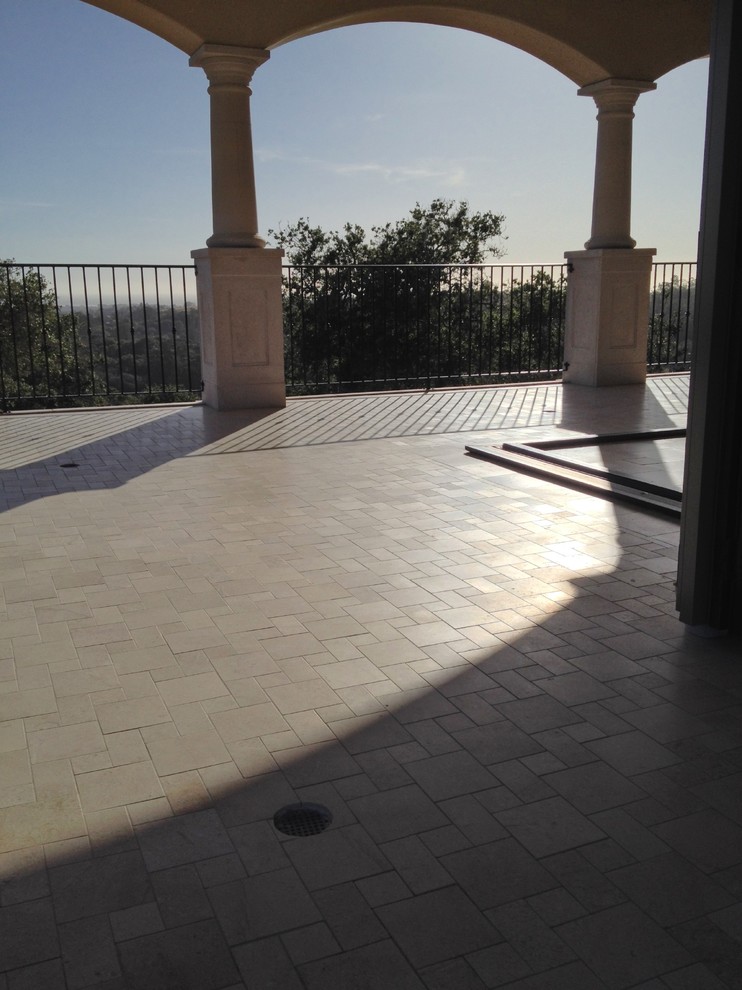 Réalisation d'une terrasse avant méditerranéenne de taille moyenne avec du carrelage et une extension de toiture.