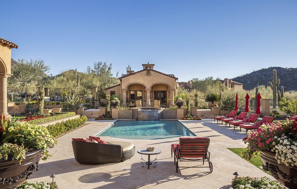 Idée de décoration pour une terrasse arrière méditerranéenne avec un point d'eau et un gazebo ou pavillon.