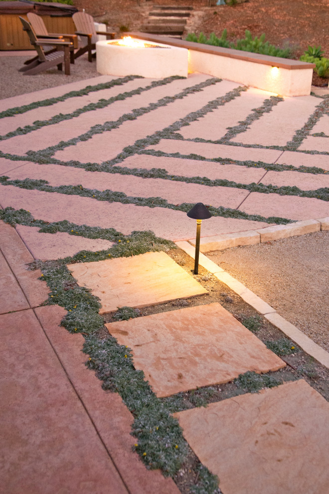 Ispirazione per un grande patio o portico mediterraneo dietro casa con un focolare e pavimentazioni in pietra naturale