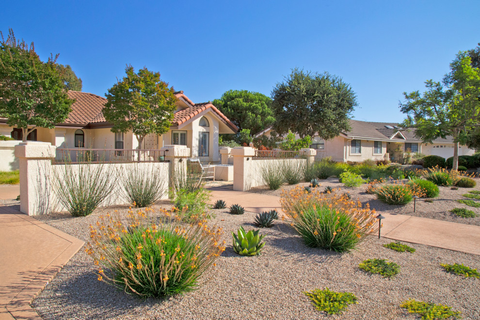 Großer Mediterraner Vorgarten mit Feuerstelle und Betonplatten in San Luis Obispo
